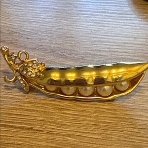 Vintage unsigned designer peas in a pod brooch, gold tone